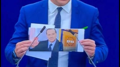 "Onori la memoria del presidente Berlusconi"