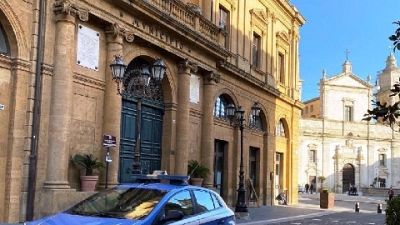 Maestre scoprono lividi e denunciano.Madre,sospesa genitorialità Maestre scoprono lividi e denunciano.Madre,sospesa genitorialità