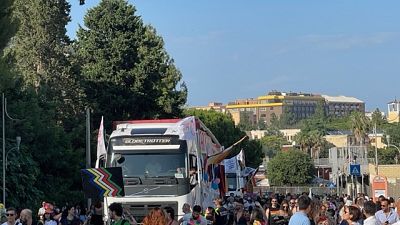 In corteo coppia di novelli sposi e tante famiglie arcobaleno In corteo coppia di novelli sposi e tante famiglie arcobaleno