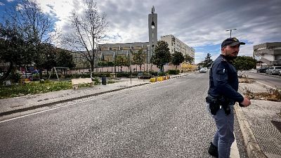 La vittima colpita al volto col calcio della pistola La vittima colpita al volto col calcio della pistola