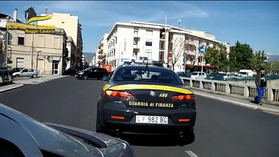 Ci sono anche i 2 milioni in contanti trovati in alcune valigie Ci sono anche i 2 milioni in contanti trovati in alcune valigie