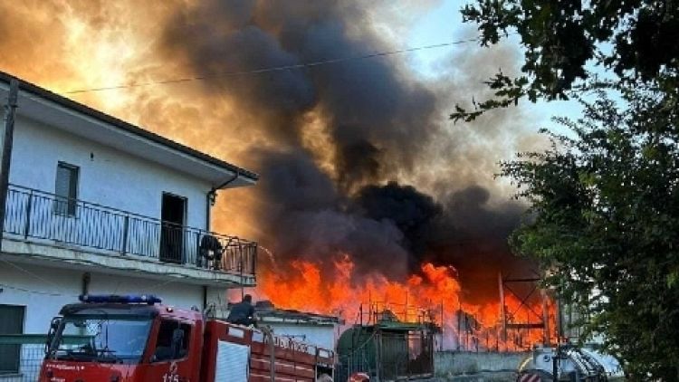 Indagini dei carabinieri. Vigili del fuoco impegnati da ore