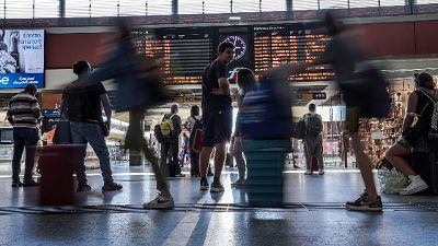 Immortalato mentre ruba la borsa in stazione a Bergamo Immortalato mentre ruba la borsa in stazione a Bergamo