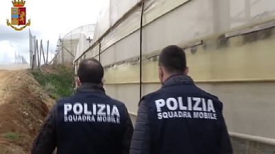 Operazione della squadra mobile contro il caporalato, 8 indagati Operazione della squadra mobile contro il caporalato, 8 indagati