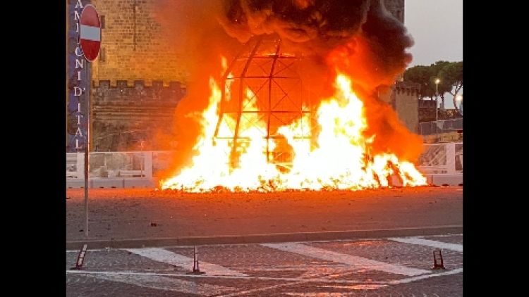 In fiamme a Napoli l'opera di Michelangelo Pistoletto