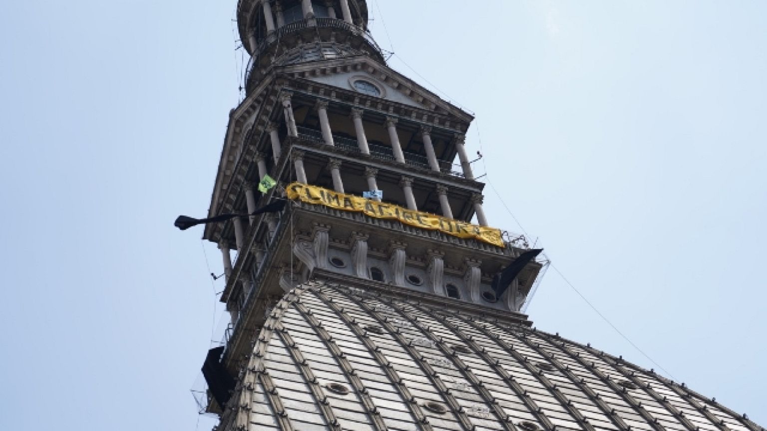 Attivisti appendono lo striscione 'Clima: agire ora'