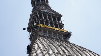 Attivisti appendono lo striscione 'Clima: agire ora' Attivisti appendono lo striscione 'Clima: agire ora'