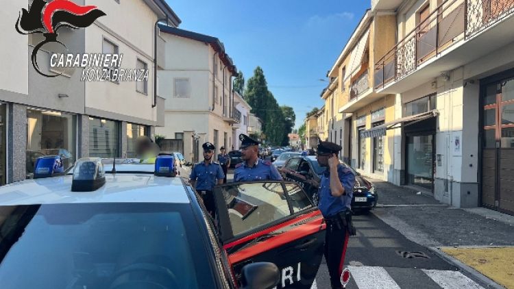 Bloccati in un'abitazione in Brianza, prima circondata dai CC