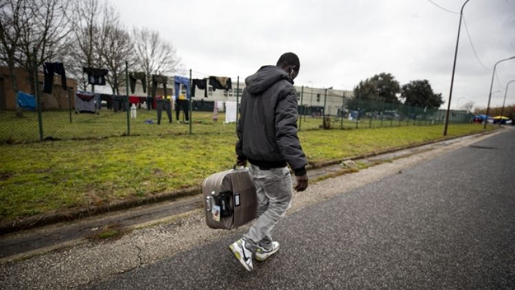 'Qui non c'è posto'. C'è anche un 15enne, messo in comunità