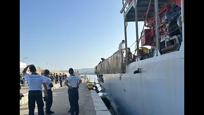 A bordo anche minori e donne incinte. Arrivano da Lampedusa