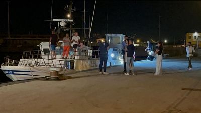 Orizzonte in porto scortato da una motovedetta Guardia Costiera Orizzonte in porto scortato da una motovedetta Guardia Costiera