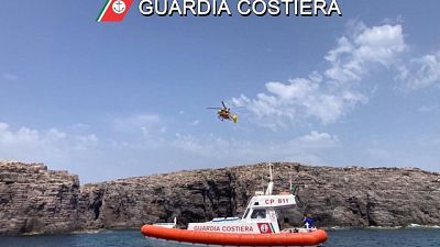 Soccorsa dalla Guardia costiera, in ospedale con l'elicottero