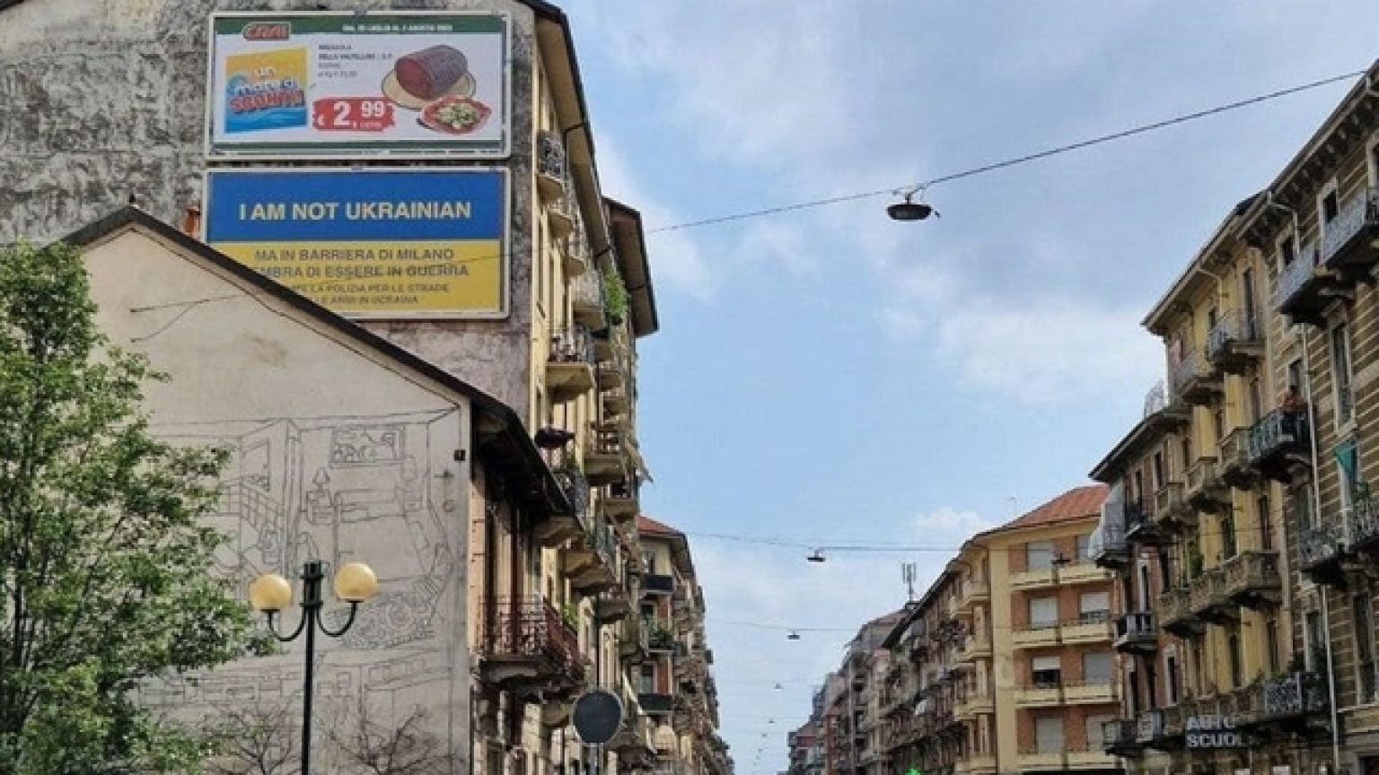 Ignoti gli autori del messaggio, sullo sfondo i colori ucraini