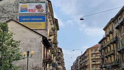 Ignoti gli autori del messaggio, sullo sfondo i colori ucraini