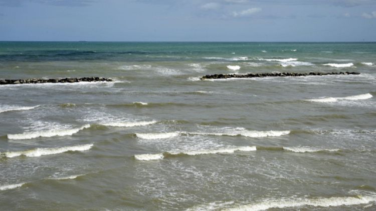 Paura per l'acqua fino alle prime file di ombrelloni