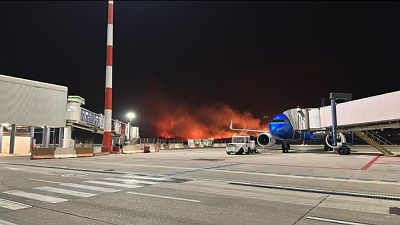 Squadra di vigili del fuoco al lavoro, 8 voli cancellati