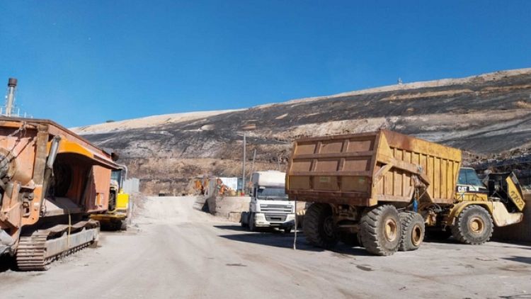 Squadre dei vigili del fuoco in azione allo Zen e in altri rioni