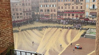 Acquazzone su piazza del Campo rende pista di tufo impraticabile