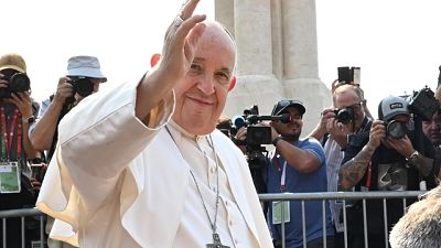 Vescovo ausiliare, 'tanti pregano con noi anche il Pontefice' Vescovo ausiliare, 'tanti pregano con noi anche il Pontefice'