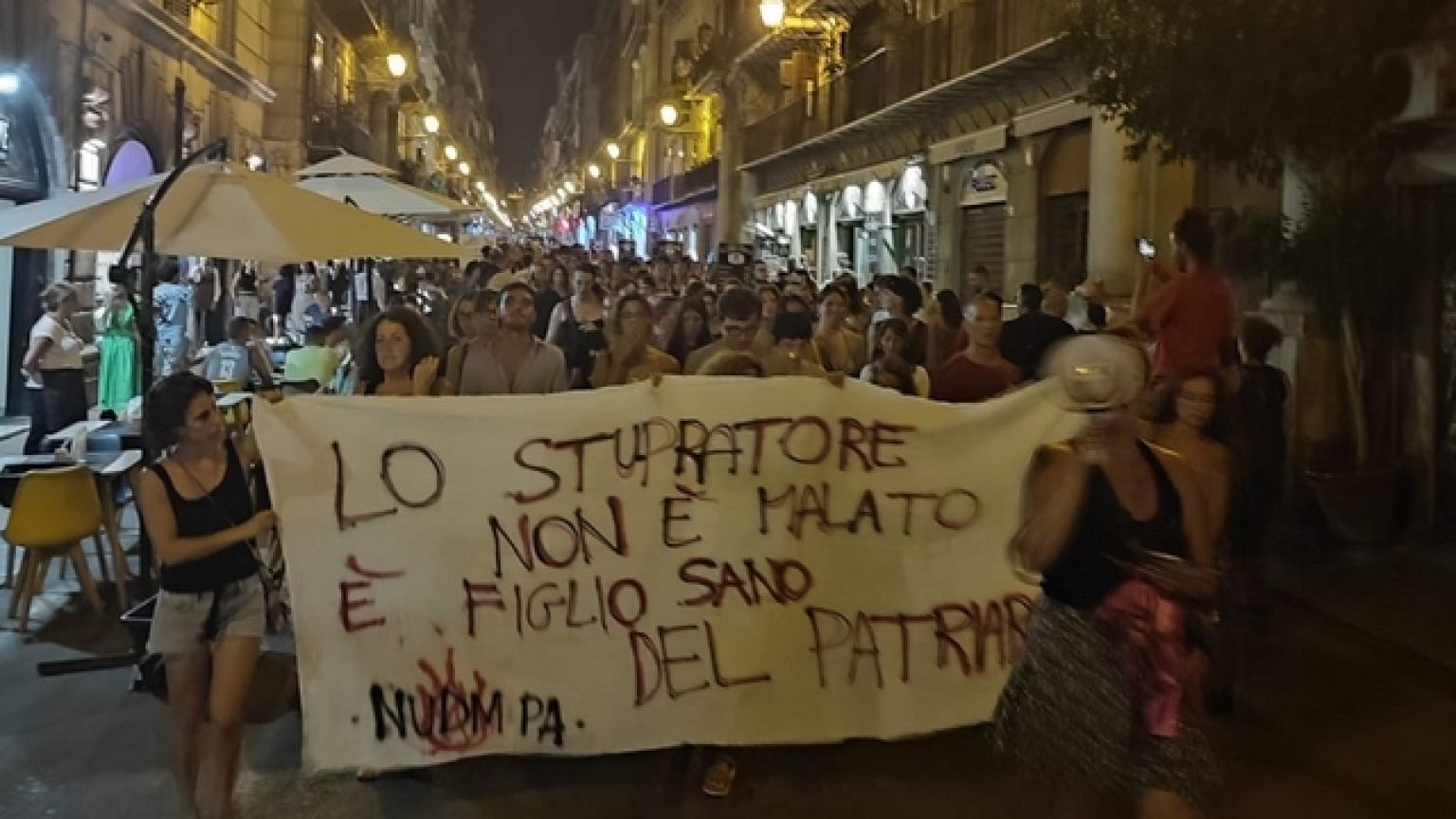 Manifestazione per le strade del centro percorse dal branco