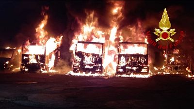 I vigili del fuoco intervengono per domare le fiamme