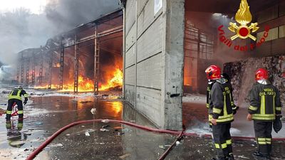 Denso fumo nero si alza da azienda alture Genova Denso fumo nero si alza da azienda alture Genova