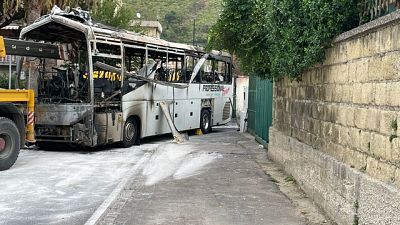 A Pozzuoli. L'uomo è fuggito, ancora ignoti i motivi del gesto