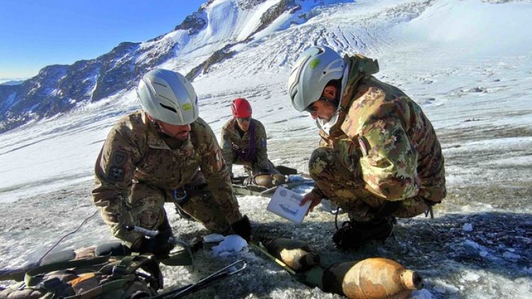 Operazione degli artificieri dell'esercito sul ghiacciaio