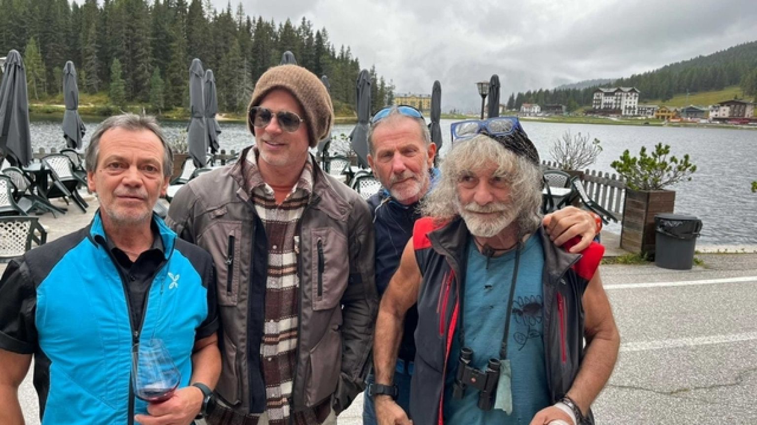 Lo scrittore posta una foto con l'attore al lago di Misurina
