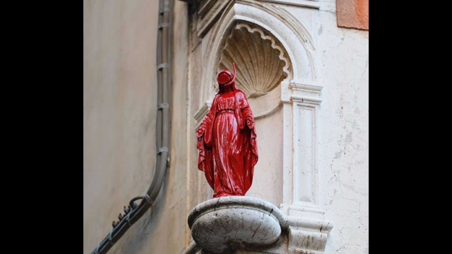 E' dello street artist francese James Colomina