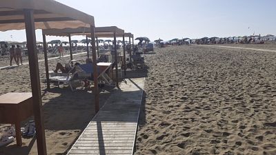In tanti in spiaggia a prendere il sole col caldo di ottobre In tanti in spiaggia a prendere il sole col caldo di ottobre