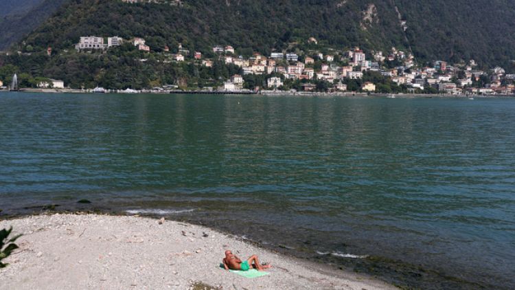 Il sacerdote, 'darò loro una mano a entrare'