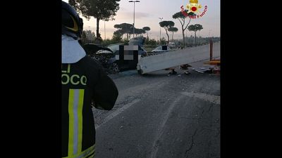Vigili del fuoco liberano conducente incastrato tra le lamiere