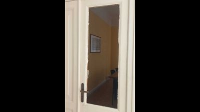 Ignoti hanno sfondato a calci e pugni la porta del suo ufficio Ignoti hanno sfondato a calci e pugni la porta del suo ufficio