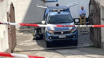 Prelevati dalla polizia le scarpe e i vestiti che indossava Prelevati dalla polizia le scarpe e i vestiti che indossava