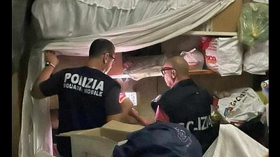 Titolare di una rivendita di fiori pestato con i suoi familiari Titolare di una rivendita di fiori pestato con i suoi familiari