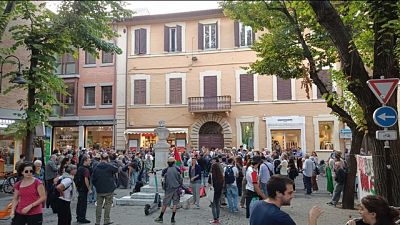 Circa 200 partecipanti in piazza presidiata da forze dell'ordine