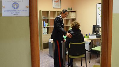 Carabinieri intervengono dopo la denuncia presentata dalla donna Carabinieri intervengono dopo la denuncia presentata dalla donna