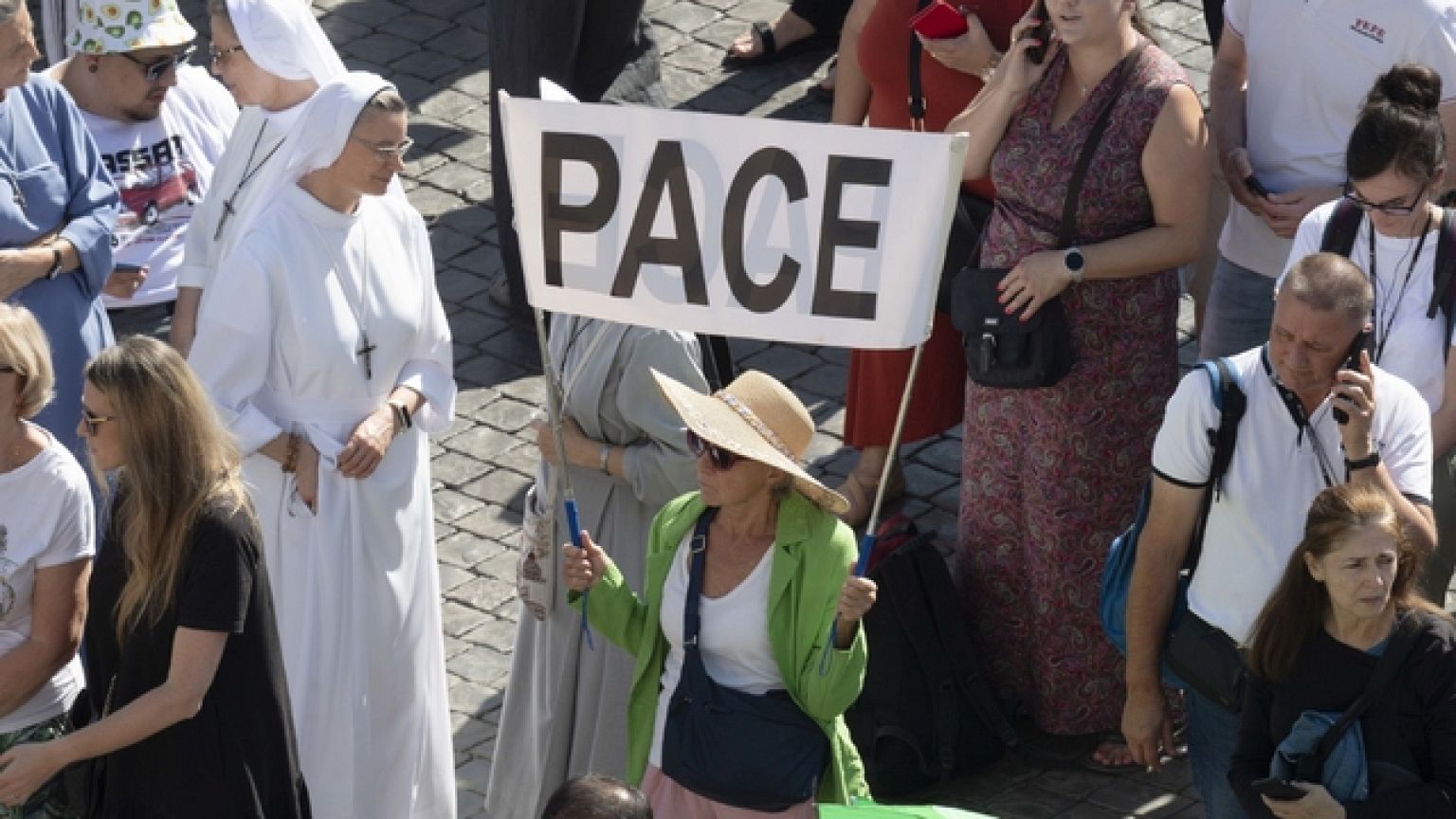 "Penso ai piccoli e agli anziani, civili non siano vittime"
