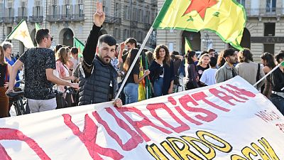 Striscione in solidarietà al popolo curdo