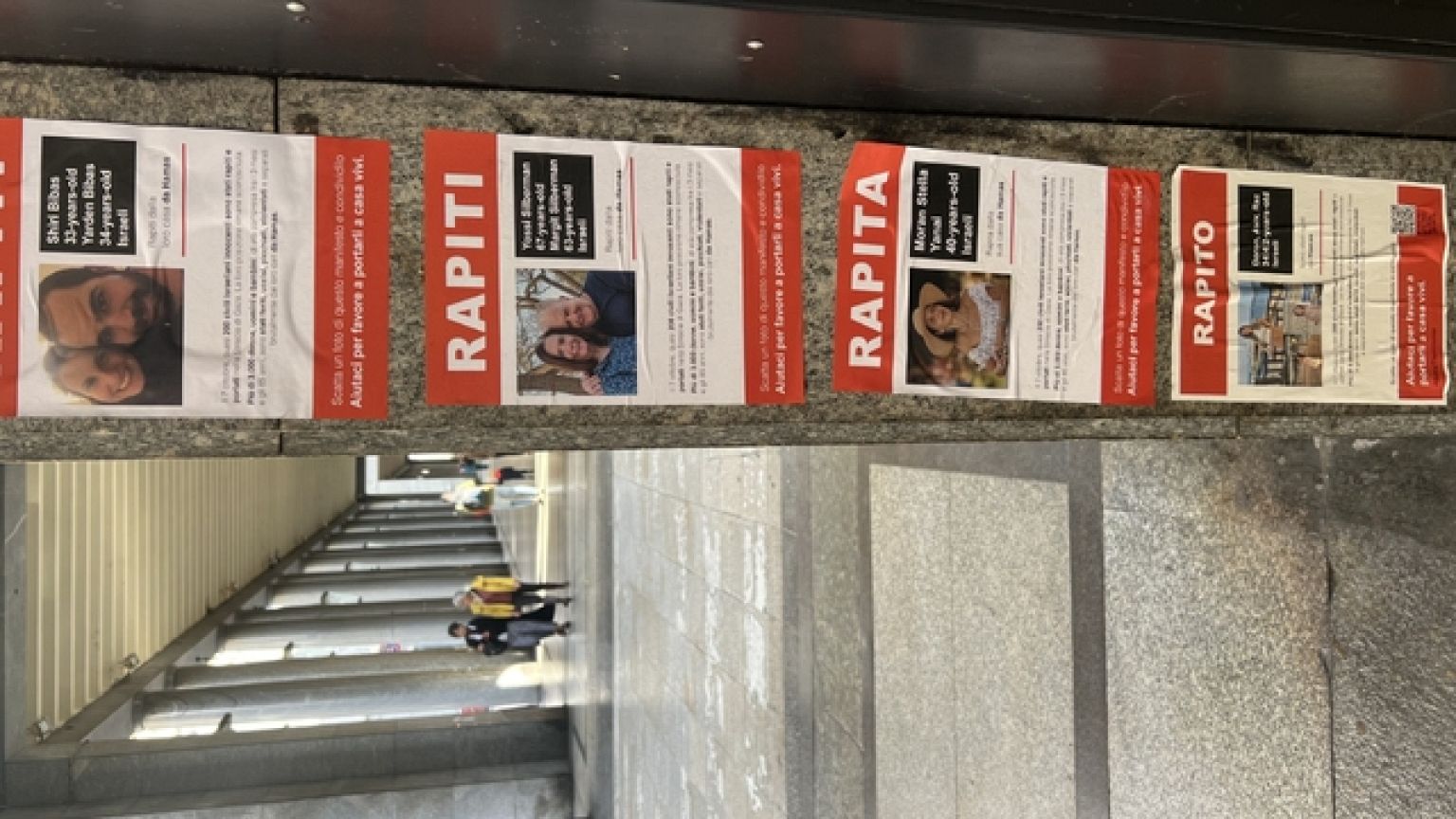 'Aiutaci a portarli a casa vivi'. Strappati alcuni manifesti