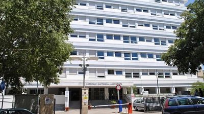 Rintracciata la madre, dopo il parto l'ha lasciato in strada Rintracciata la madre, dopo il parto l'ha lasciato in strada