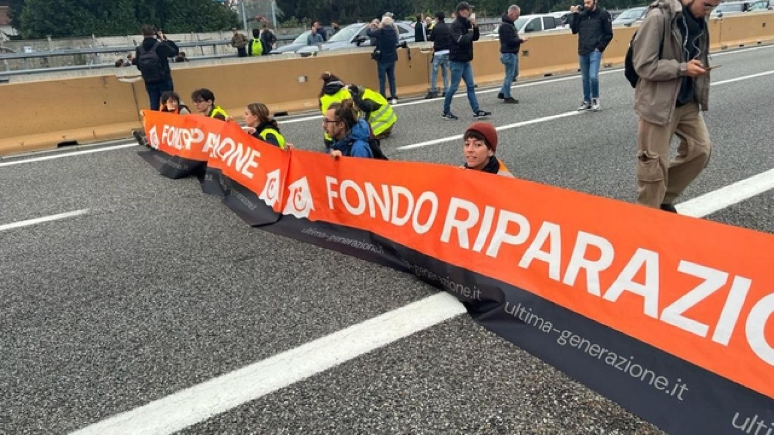 In corso intervento reparti mobili della Polizia