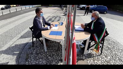Simbolo di amicizia nonostante le misure di sicurezza ai confini Simbolo di amicizia nonostante le misure di sicurezza ai confini