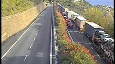 Dopo l'incidente avvenuto stamani gasolio su strada Dopo l'incidente avvenuto stamani gasolio su strada