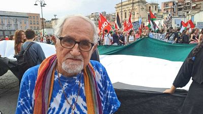 Al corteo di Napoli: "Qui per sostenere un popolo schiacciato"