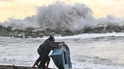 Le onde sono cresciute nel tardo pomeriggio