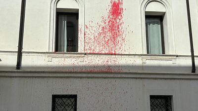 A Pordenone una grande macchia di vernice di colore rosso
