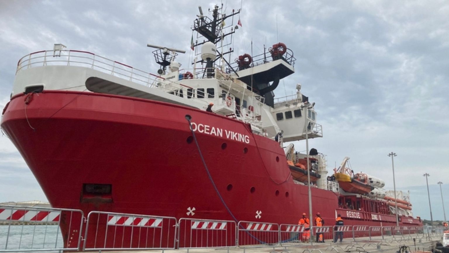 L'imbarcazione al porto, al via lo sbarco e le visite