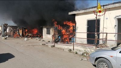 Non ci sono feriti, fiamme domate dai vigili del fuoco